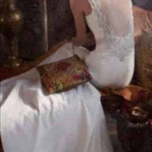 David’s bridal wedding dress size 6. Brand new with tags. In original box.